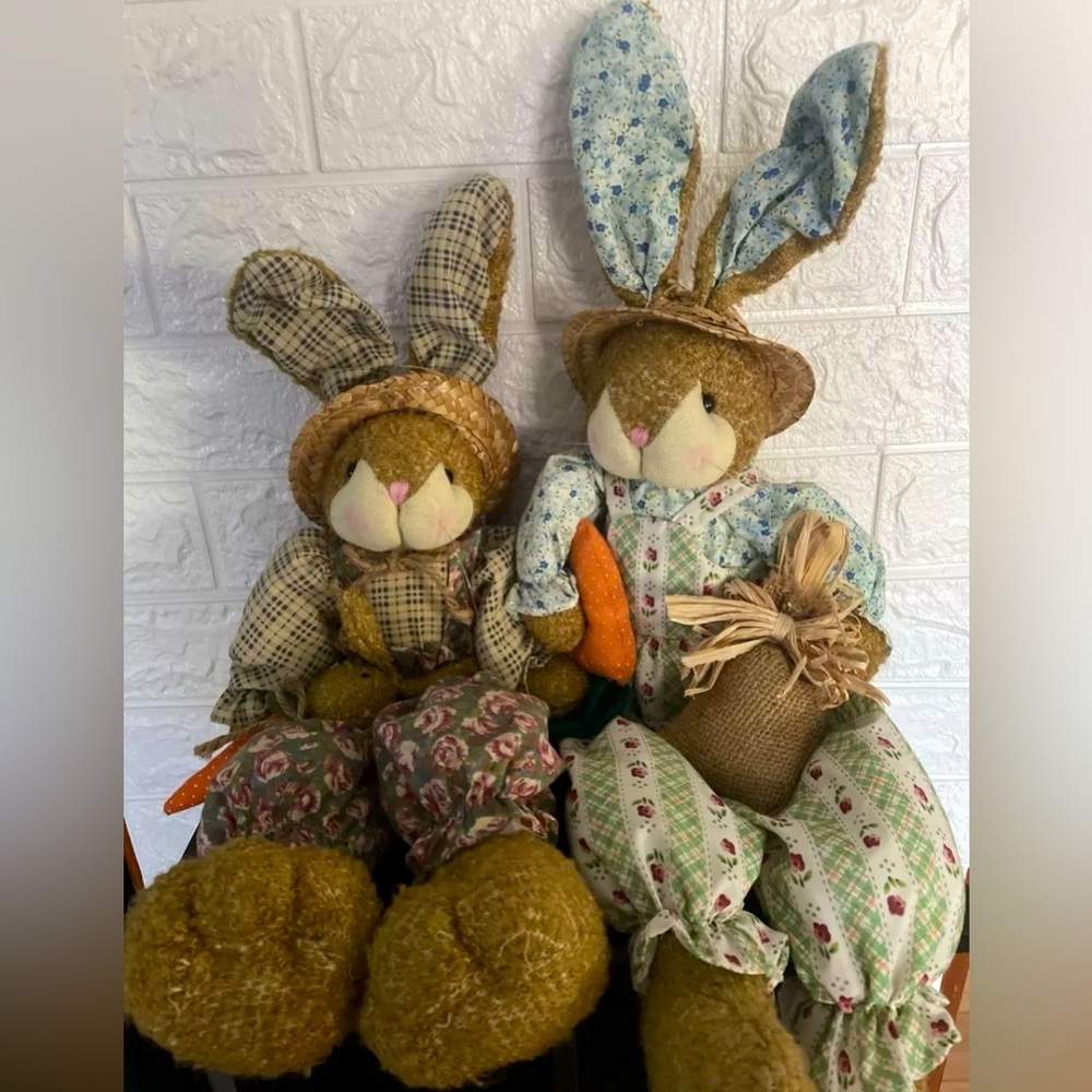 Adorable Couple Shelf Sitter Country Plush Bunny Rabbits Straw Hats Carrots